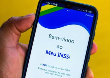 O adiantamento do 13 salário do INSS uma mão na roda para os beneficiários ou um problema econômico? Saiba mais sobre os impactos!