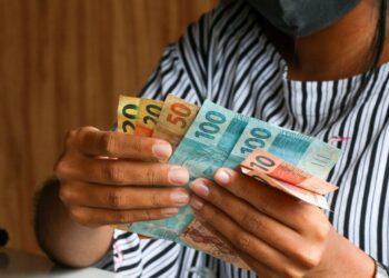 Novas regras de pagamento do INSS: antecipação do 13º salário para aposentados e pensionistas. Veja quem tem direito e como receber o abono!