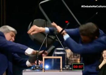 Choque durante debate para prefeitura de SP: Datena agride Pablo Marçal, resultando em sua expulsão e atendimento médico para o agredido!