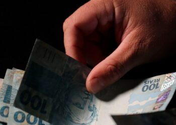 Notícias sobre salários adicionais e benefícios para funcionários no Espírito Santo, incluindo o 14º salário e a Participação nos Lucros e Resultados