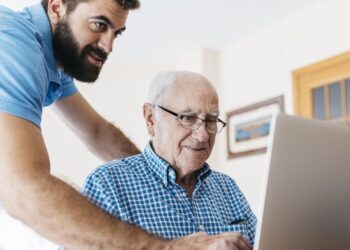 O governo brasileiro oferece internet gratuita para idosos, promovendo inclusão digital e melhorando sua qualidade de vida. Saiba como funciona!