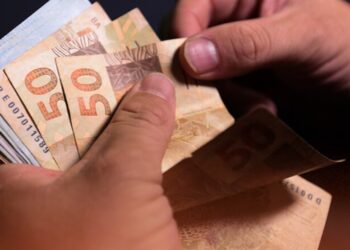 A antecipação do 13 salário do INSS em 2024 gera discussão. Saiba como a medida afetou os beneficiários do INSS!