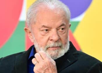 O presidente Lula assinou um decreto que antecipa o décimo terceiro salário para beneficiários do INSS, aliviando milhões de brasileiros