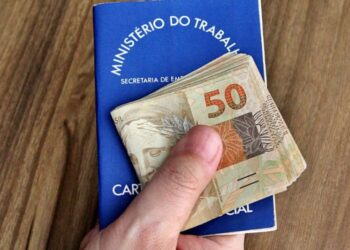 Decisão de antecipar o 13º salário do INSS em 2024 gera debates sobre alívio financeiro e ausência do benefício no final do ano!