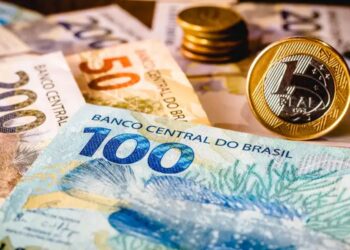 O governo Lula apresentou o PLOA 2025, focado em déficit zero e ajustes sociais. Salário mínimo sobe para R 1509, impactando trabalhadores!