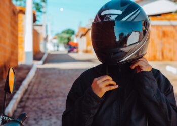 Golpistas usam motoboys para tirar fotos e acessar suas contas. Saiba como funciona e proteja-se desse golpe sofisticado
