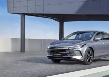 As vendas de sedãs médios no Brasil tem um rei: o Toyota Corolla. Com sistemas de segurança e teto solar, domina o mercado
