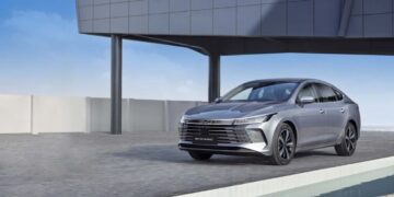 As vendas de sedãs médios no Brasil tem um rei: o Toyota Corolla. Com sistemas de segurança e teto solar, domina o mercado