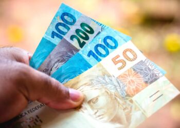 A antecipação do 13º salário do INSS em 2024 traz alívio financeiro para aposentados e pensionistas. Saiba como acompanhar os pagamentos!