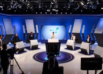 O debate político em São Paulo foi marcado por tensão e confusão. Datena agride Pablo Marçal com uma cadeira, e acusações intensas dominam!