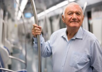 Descubra como solicitar a Carteira do Idoso para ter acesso ao transporte público gratuito para idosos a partir de 60 anos no Brasil em 2024!