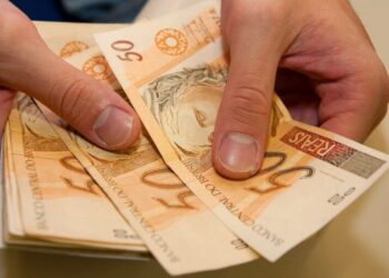O salário mínimo em 2025 deve aumentar para R1509, um reajuste de 6,87%. Bom para trabalhadores e beneficiários do INSS!