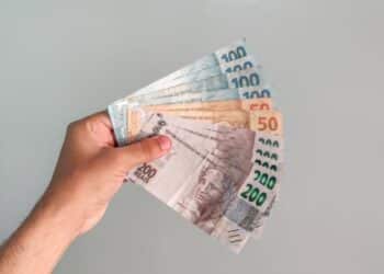 Trabalhadores comemoram: empresas oferecem 14º salário e benefícios! Saiba como aumentar sua renda com PLR e outros incentivos!