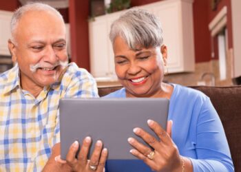 O governo oferece internet gratuita para idosos acima de 60 anos, promovendo inclusão digital e melhorando sua qualidade de vida