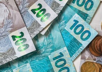 Conheça o Programa Pé-de-Meia, uma iniciativa do governo federal que oferece incentivo financeiro para estudantes de baixa renda!