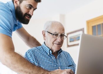 O governo brasileiro oferece internet gratuita para idosos como parte de um programa de inclusão digital