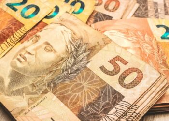 O adiantamento do 13º salário do INSS em 2024 traz alívio financeiro imediato, mas pode comprometer o planejamento financeiro de beneficiários