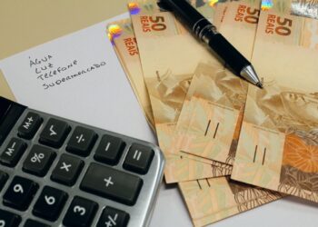 Entenda a lei que protege aposentados e pensionistas do superendividamento e quais dívidas são abrangidas. Renegocie suas dívidas!