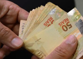 Milhares de trabalhadores brasileiros estão recebendo até um salário mínimo diretamente em suas contas através do Pix. Saiba mais!
