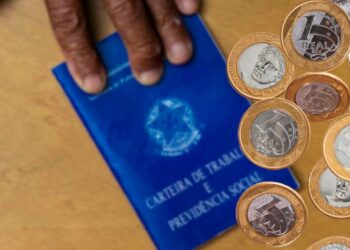 Entenda as novas regras do INSS para se aposentar aos 55 anos. Saiba como funciona o sistema de pontos e modalidades de transição!