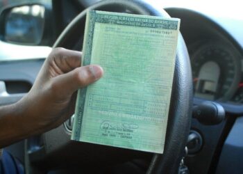 A PEC 72/2023 propõe isentar o IPVA de carros com mais de 20 anos de fabricação, beneficiando proprietários e reduzindo custos