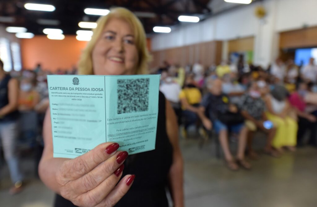 Descubra como solicitar a Carteira do Idoso e garantir a gratuidade no transporte público para idosos a partir de 2024. Conheça os benefícios