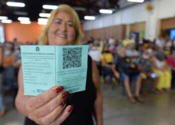 Descubra como solicitar a Carteira do Idoso e garantir a gratuidade no transporte público para idosos a partir de 2024. Conheça os benefícios