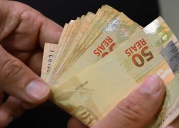 Proposta de lei visa facilitar acesso de idosos ao programa brasileiro Bolsa Família, melhorando suas condições de vida!