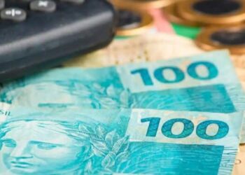 Dinheiro extra servidor público em notas de 100 reais. (Fonte: shutterstock).