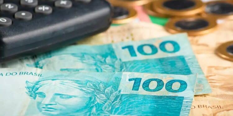 Dinheiro extra servidor público em notas de 100 reais. (Fonte: shutterstock).