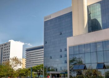 Saiba como se aposentar aos 55 anos no Brasil. Conheça as regras, requisitos e documentos necessários para solicitar o benefício no INSS.