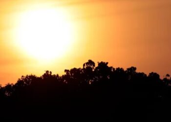 Um alerta sobre a onda de calor que afetará grande parte do Brasil, com temperaturas acima de 40°C em várias regiões