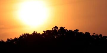 Um alerta sobre a onda de calor que afetará grande parte do Brasil, com temperaturas acima de 40°C em várias regiões
