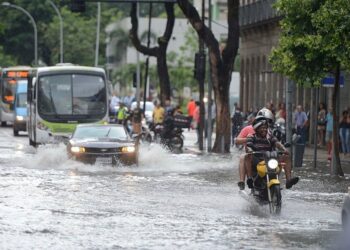 Os deslizamentos causados por chuvas no Rio de Janeiro resultaram em uma tragédia em Barra do Piraí, levando famílias devastadas!