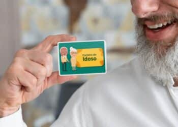 O Brasil agora oferece transporte público gratuito para idosos com idades entre 60 e 64 anos. Um avanço em inclusão social!
