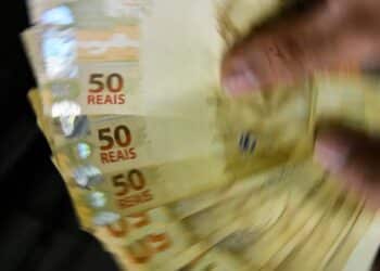 O Tribunal de Contas da União discute a antecipação do pagamento do Abono Salarial PIS/PASEP para 2025, o que beneficiaria 24 milhões!