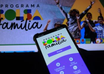 O governo antecipa pagamentos do Bolsa Família para as regiões Sul e Norte, afetadas por chuvas e seca. Famílias em emergência recebem alívio