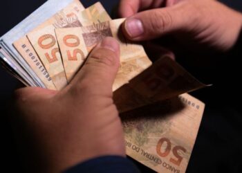 O novo salário mínimo de R$ 1.509 proposto para 2025 trará impactos significativos à vida dos trabalhadores. Entenda o cálculo por trás!