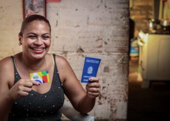 Receber Bolsa Família trabalhando