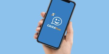 fundo azul claro e mão segurando celular aberto no app caixa tem