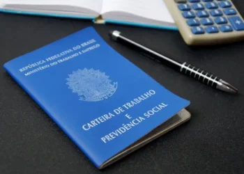 carteira de trabalho em cima de uma mesa