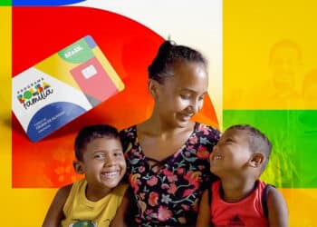 Família feliz com o pagamento antecipado do bolsa família. (Fonte: gov.br).