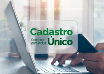 celular e computador abertos no site do cadúnico