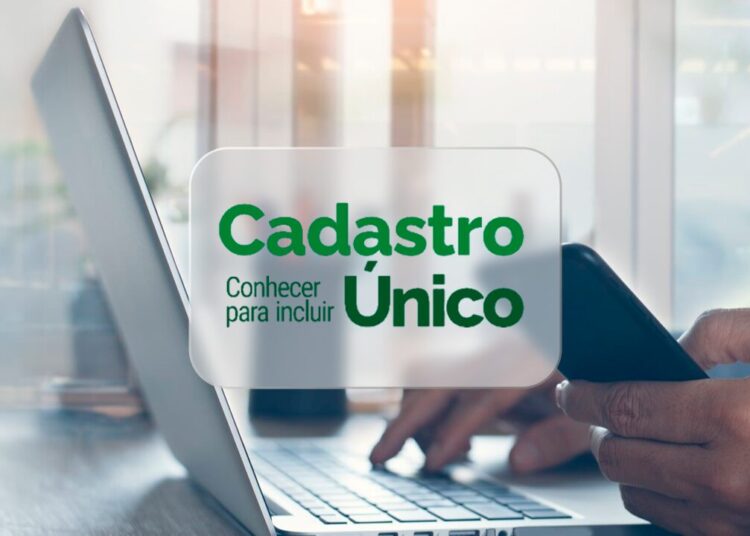 celular e computador abertos no site do cadúnico