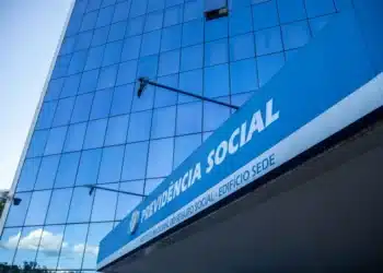 A antecipação do 13º salário do INSS em 2024 gera discussões. Some informações sobre o pagamento do benefício e seus impactos na economia.