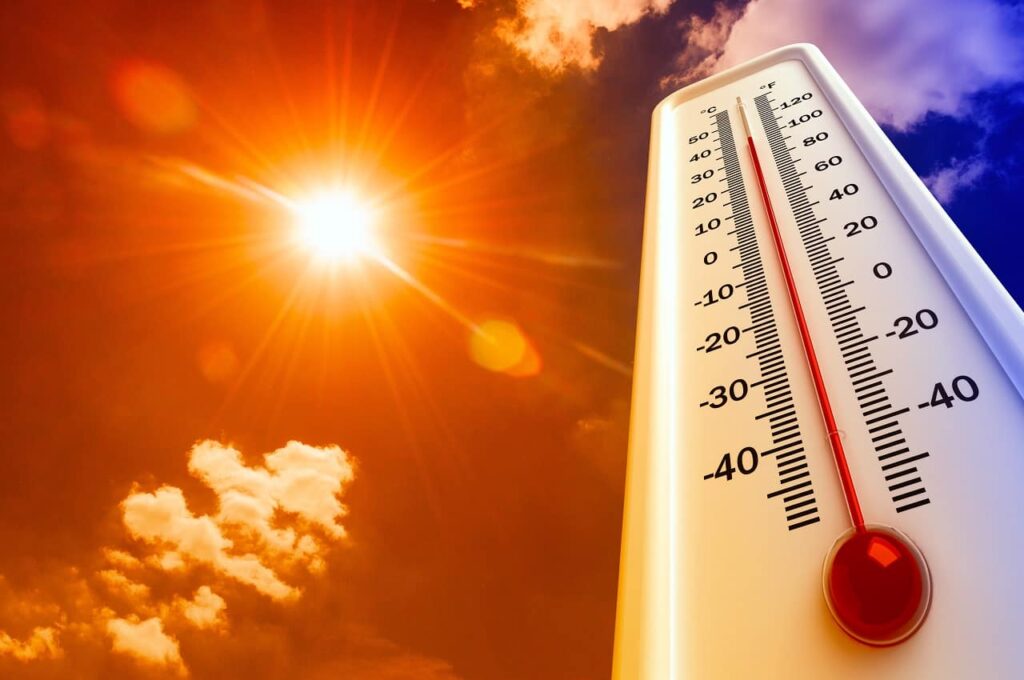 Termômetro de ambiente alerta 40º de temperatura no Brasil. (Fonte: VladisChern / Shutterstock.com).