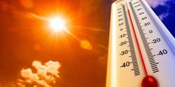 Termômetro de ambiente alerta 40º de temperatura no Brasil. (Fonte: VladisChern / Shutterstock.com).