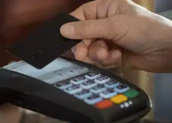 pessoa passando cartão de crédito para negativado na maquininha