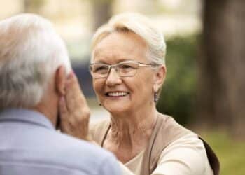 Aposentada feliz com o pagamento extra do inss 2024. (Fonte: shutterstock).