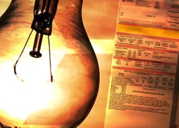 conta de luz ao lado de uma lâmpada
